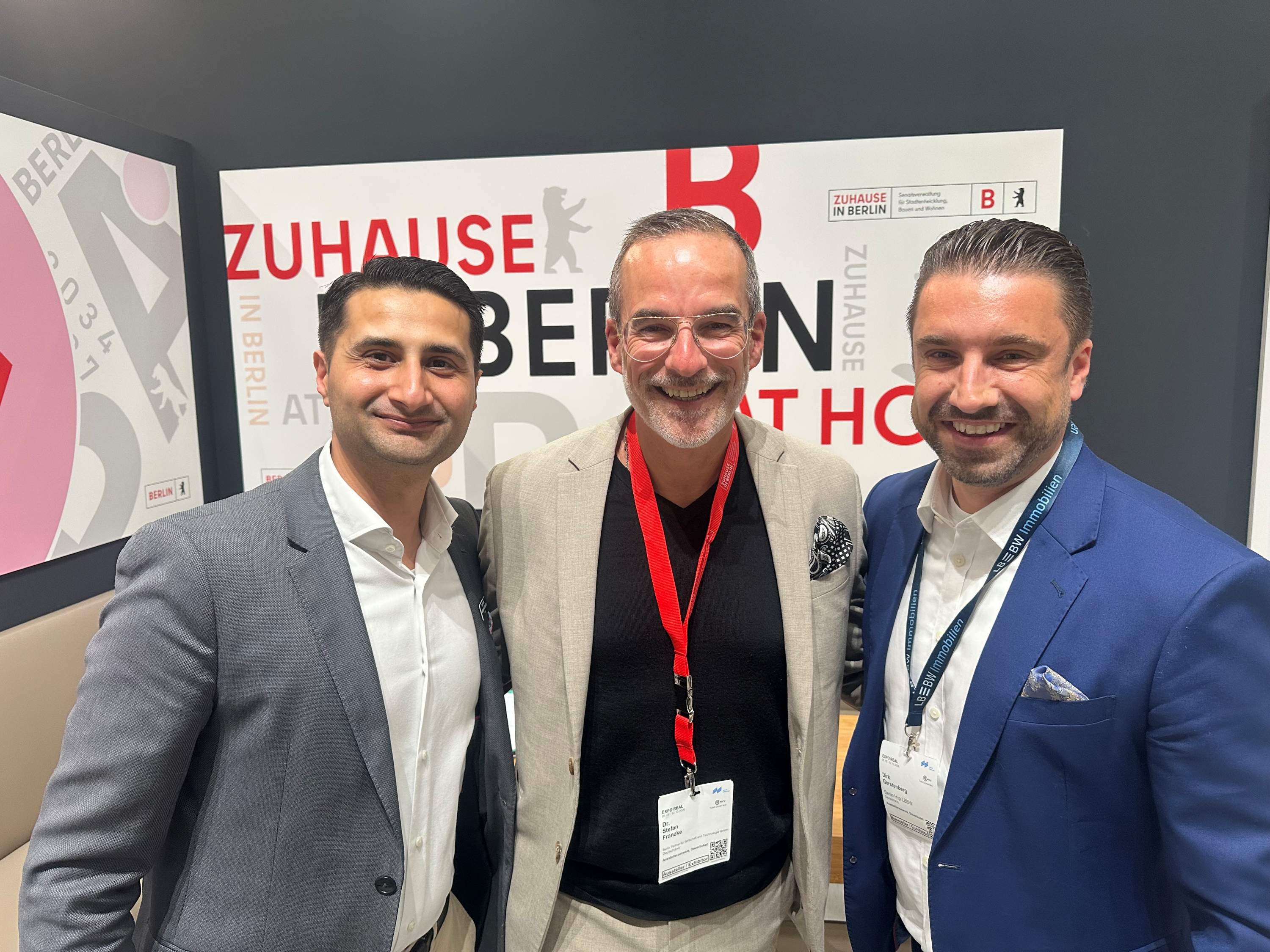 Im Austausch am Berliner Gemeinschaftsstand (v. l.): Virom Subash, Partner und Managing Director von Kintyre, Dr. Stefan Franzke, Geschäftsführer von Berlin Partner für Wirtschaft und Technologie, und Dirk Gerstenberg, Leiter der Berliner Niederlassung der LBBW | BERLINboxx